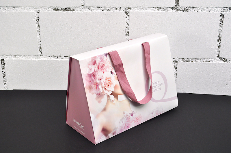 Kleine Kartontasche mit Seidenbändern