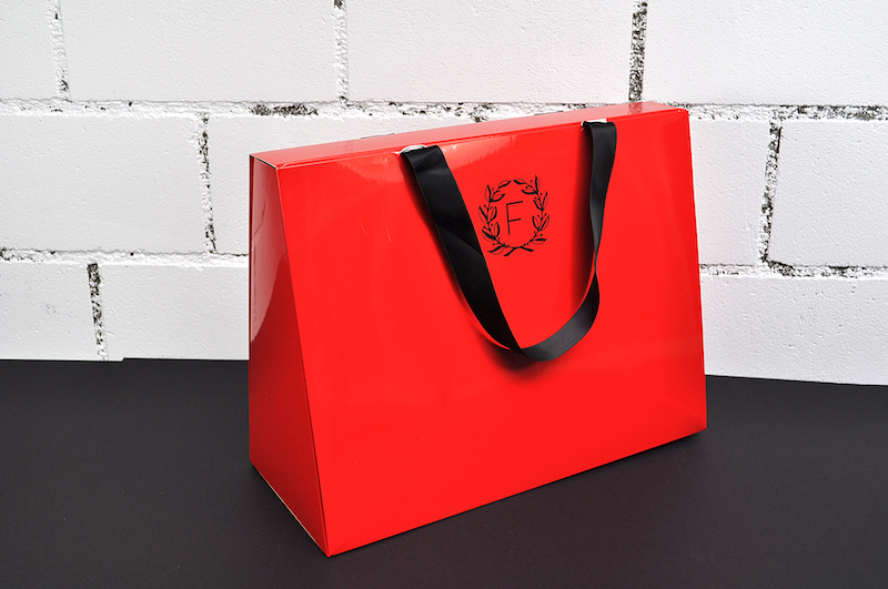 Grosse Kartontasche mit Seidenbändern